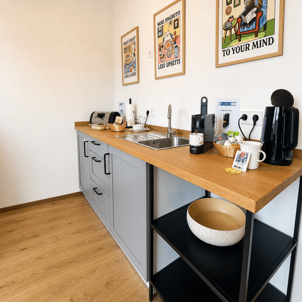 Detail der Küchenzeile mit Kaffeemaschine, Brötchenofen und Holzarbeitsplatte